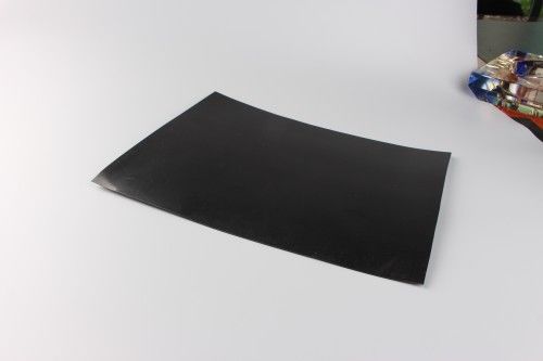 Geomembrane HDPE permukaan halus dengan ketahanan kimia yang sangat baik dan panjang 30m-100m untuk aplikasi tempat pembuangan sampah dan pertambangan