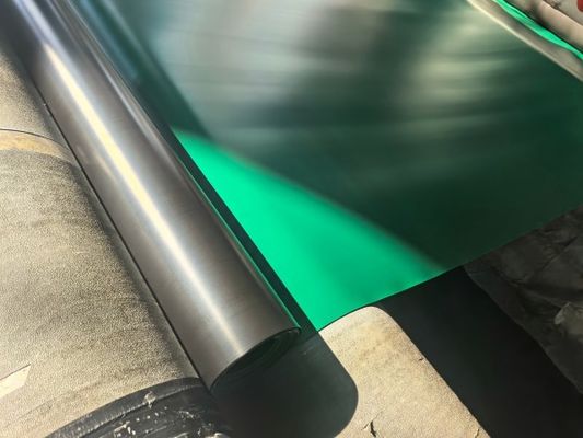 Geomembrane halus HDPE berwarna hitam dan hijau yang cocok untuk berbagai proyek waterproof