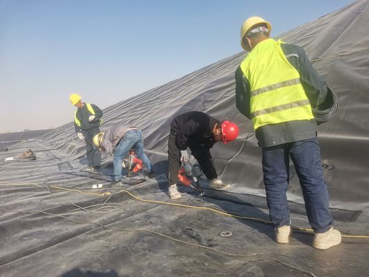 Geomembrane HDPE yang tahan kimia yang sangat baik untuk pengendalian kebocoran yang efektif dalam aplikasi teknik lingkungan