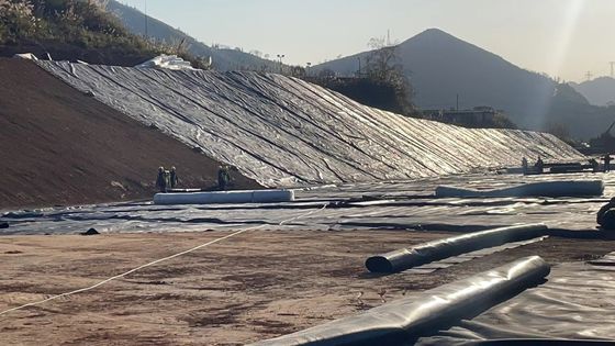 Geomembrane halus HDPE khusus untuk pengolahan air pembuangan limbah pertambangan dan umur layanan yang lebih lama