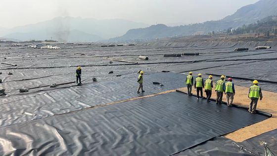 Geomembrane halus HDPE khusus untuk pengolahan air pembuangan limbah pertambangan dan umur layanan yang lebih lama