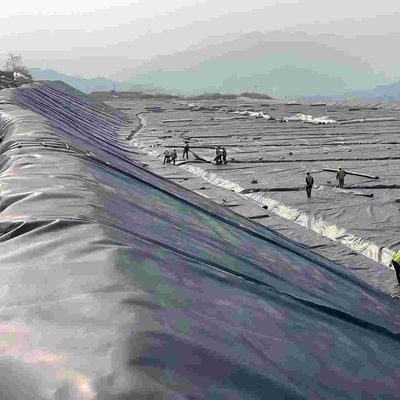 Proyek Lingkungan HDPE Geomembrane halus tahan terhadap asam dan alkali 700% Elongasi saat pecah 0.3mm 3.0mm Ketebalan