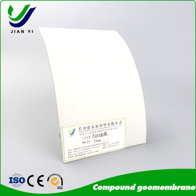 0.2 ~ 3mm Ketebalan Geomembrane Komposit Cocok untuk anti-penyiraman saluran
