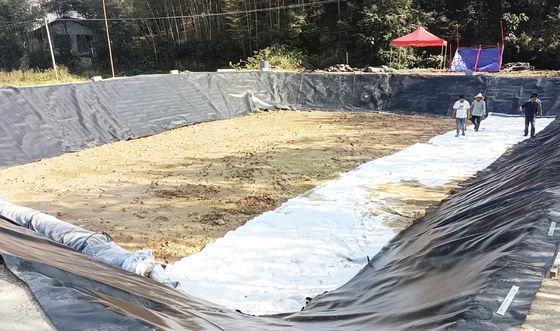 Anti-seepage HDPE Smooth Geomembrane Untuk Proyek Pertanian Liner Kolam Ikan Lebar 1m-9m Panjang 30-100m Ketebalan> 0.5mm