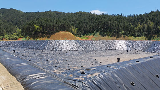 Geomembrane HDPE dengan ketahanan kimia yang sangat baik untuk pemasangan pengelasan wedge panas dalam proyek kolam pengatur kilau