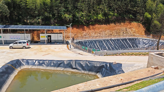 Geomembrane HDPE dengan ketahanan kimia yang sangat baik untuk pemasangan pengelasan wedge panas dalam proyek kolam pengatur kilau