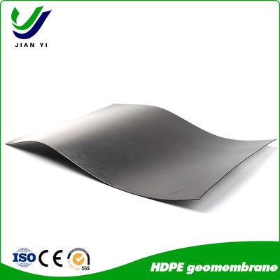 Geomembrane HDPE dengan ketahanan kimia yang sangat baik untuk pemasangan pengelasan wedge panas dalam proyek kolam pengatur kilau