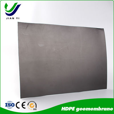 Geomembrane HDPE dengan ketahanan kimia yang sangat baik untuk pemasangan pengelasan wedge panas dalam proyek kolam pengatur kilau
