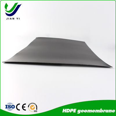 Geomembrane HDPE dengan ketahanan kimia yang sangat baik untuk pemasangan pengelasan wedge panas dalam proyek kolam pengatur kilau