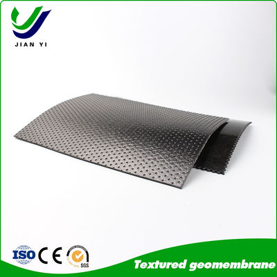 Geomembrane bertekstur: Di mana genggaman bertemu kekebalan pada lereng paling curam; Sub-headline: Defy Gravity. Lock Barrier di tempat. Engineer Absolute Stability.