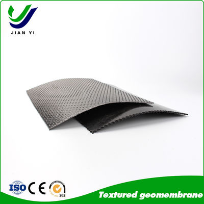 Geomembrane bertekstur: Di mana genggaman bertemu kekebalan pada lereng paling curam; Sub-headline: Defy Gravity. Lock Barrier di tempat. Engineer Absolute Stability.
