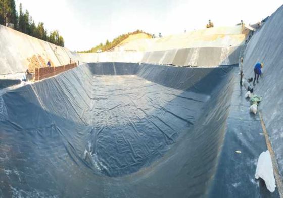 Geomembrane LDPE Halus Ketebalan 2.0mm dengan Perpanjangan Putus 700% dan Ketahanan UV Sangat Baik untuk Proyek Waduk