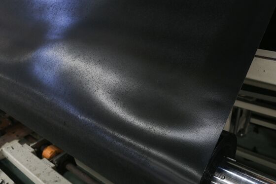 Geomembrane HDPE bertekstur tahan UV dengan permukaan gesekan tinggi untuk aplikasi lebar 6m-8m